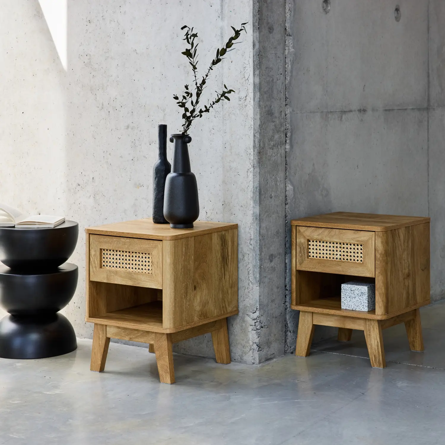 Lot de 2 tables de chevet avec 1 tiroir et 1 niche effet bois et cannage. pieds eucalyptus | sweeek