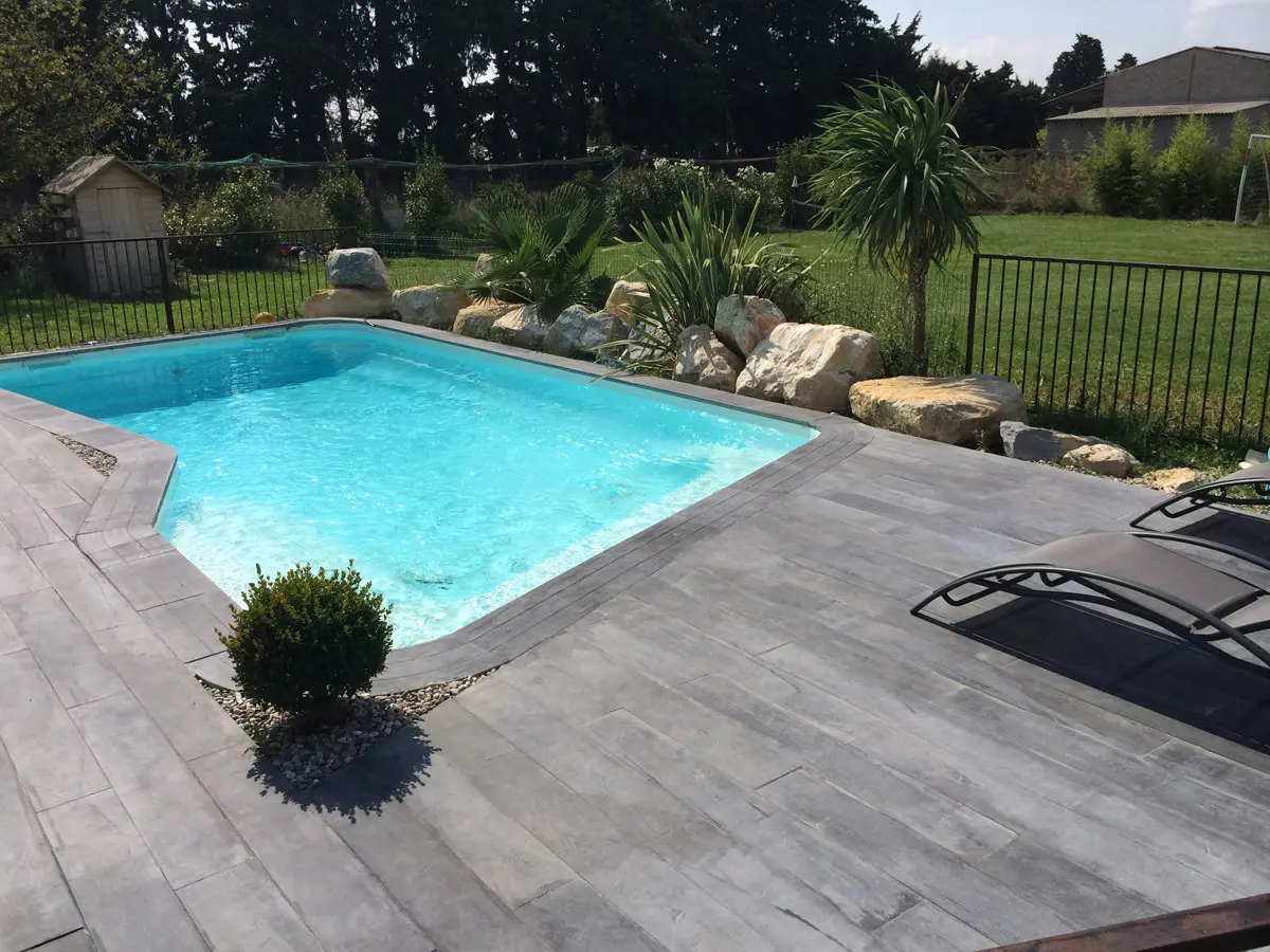 Lot De 40 Margelles Droites 60 X 33 Cm + 4 Margelles Angle De Piscine 45 X 45 Cm – Aspect Bois – Ton Gris -habitat Et Jardin
