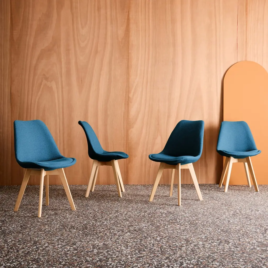 Lot de 4 chaises scandinaves revêtement tissu bleu foncé. pieds bois de hêtre – Nils | sweeek