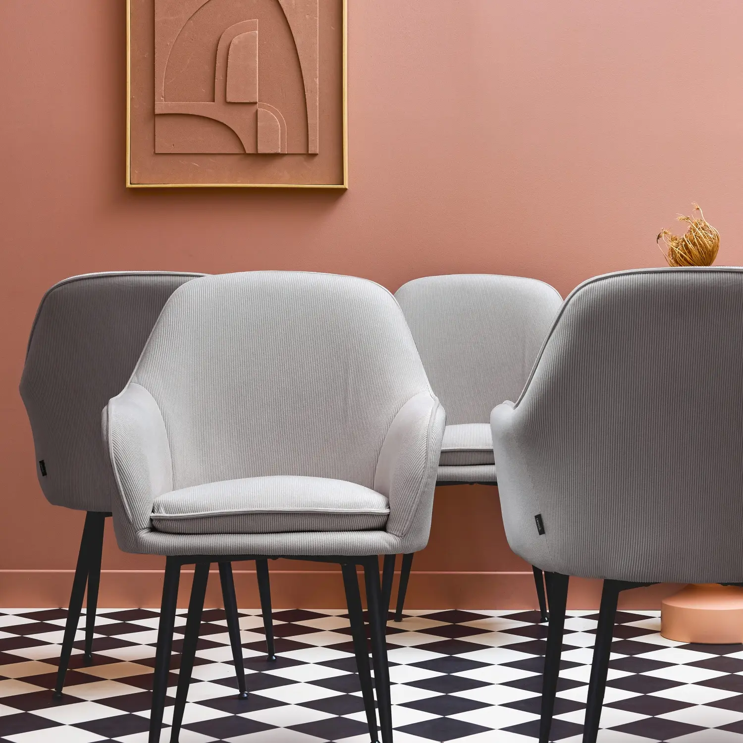 Lot de 4 fauteuils en velours côtelé gris clair et pieds en métal noir mat. L 57 x P 59 x H 84.5cm