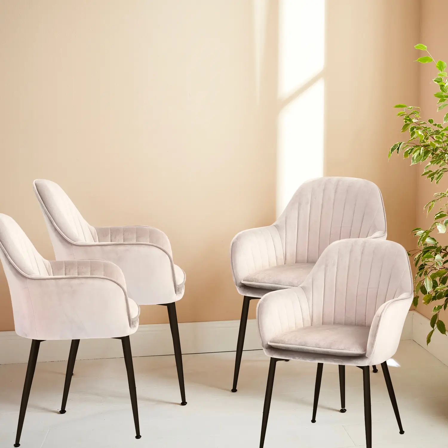 Lot de 4 fauteuils en velours blanc cassé et pieds en métal noir. Shella L 57 x P 59 x H 84.5 | sweeek
