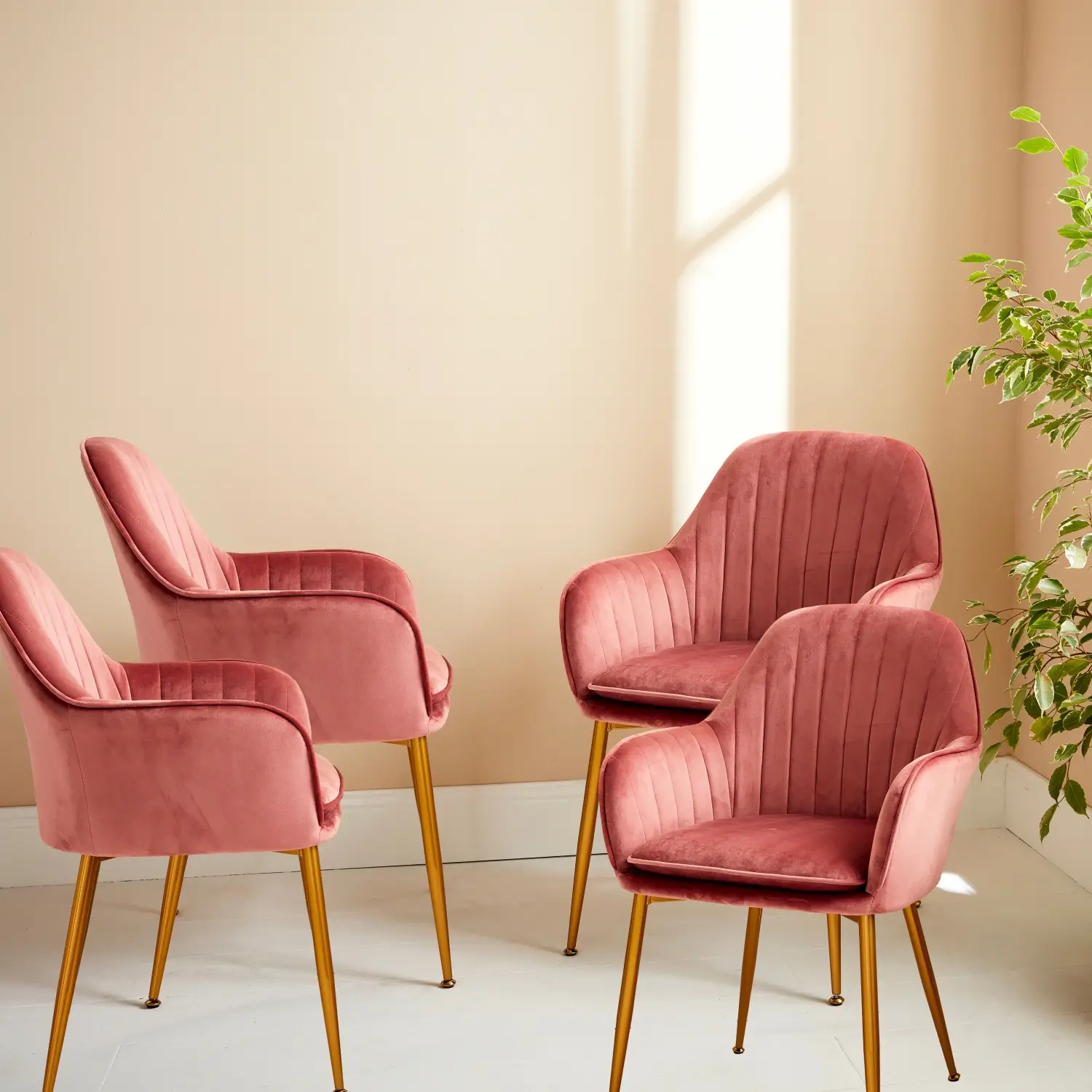 Lot de 4 fauteuils en velours vieux rose et pieds en métal noir. Shella L 57 x P 59 x H 84.5 | sweeek