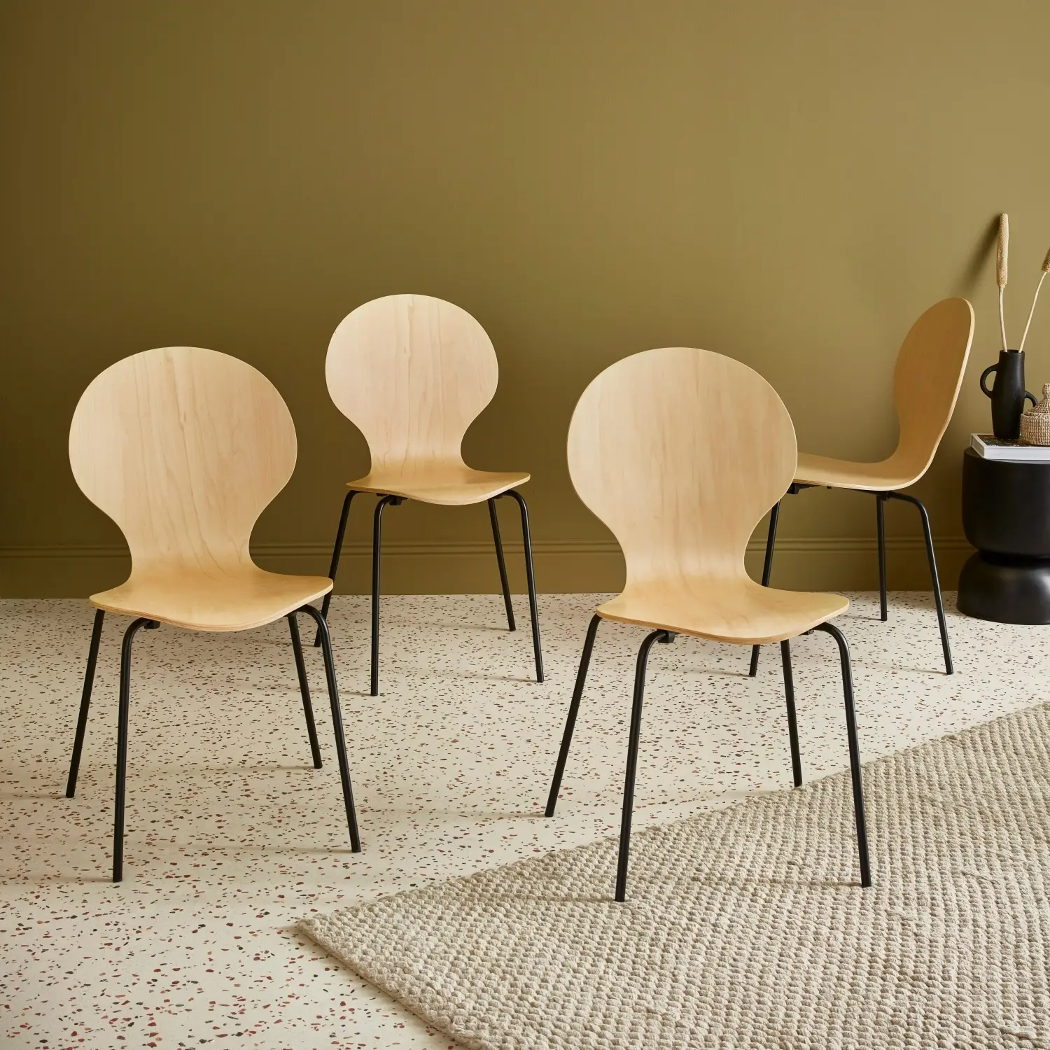 Lot de 4 chaises naturelles. rétro empilables. bois d’hévéa et contreplaqué. pieds en acier. Naomi. L 43 x P 48 x H 87cm | sweeek