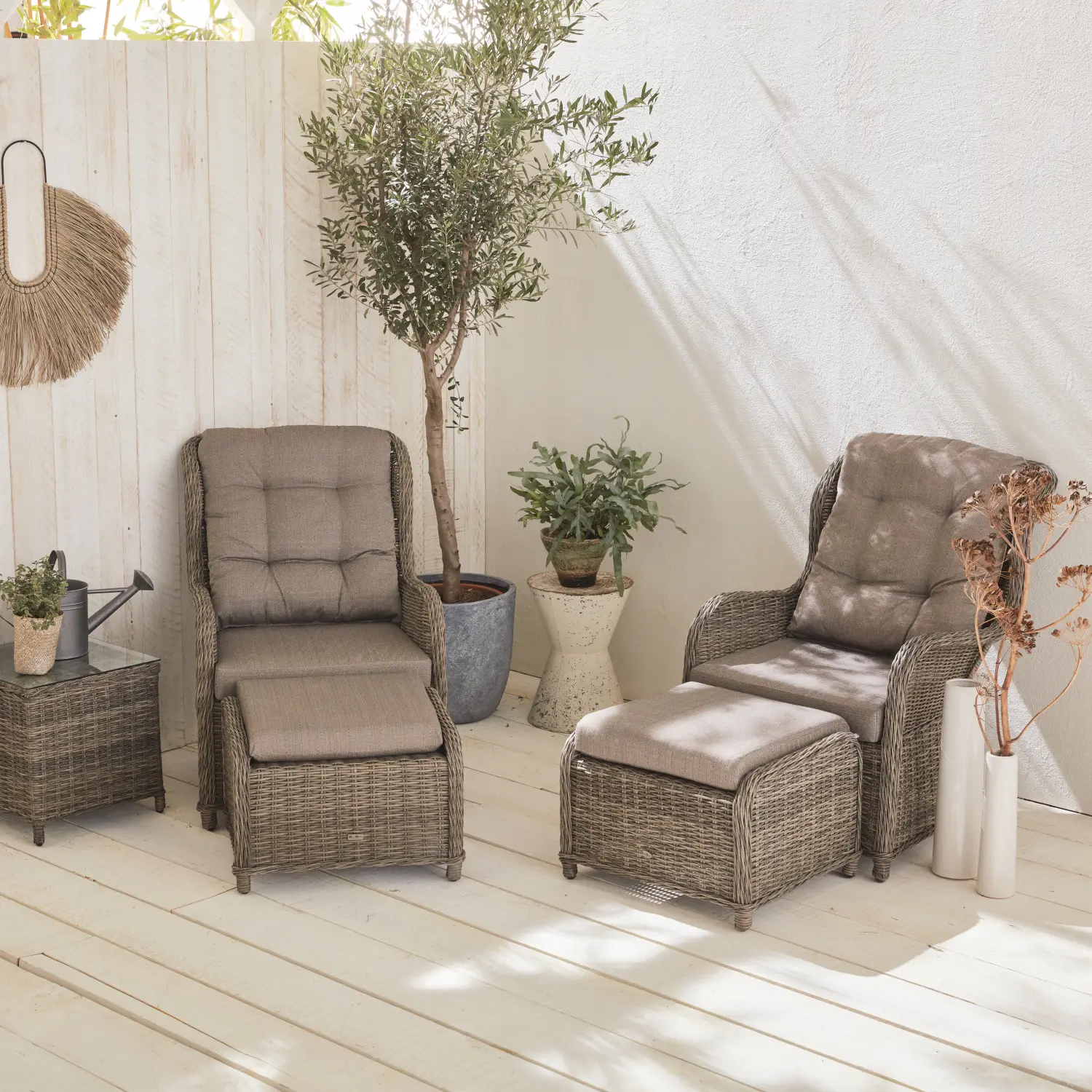 Lot de 2 fauteuils relax en résine tressée arrondie avec repose pieds et table basse – Barletta Gris – Aspect rotin. coussins beige. | sweeek