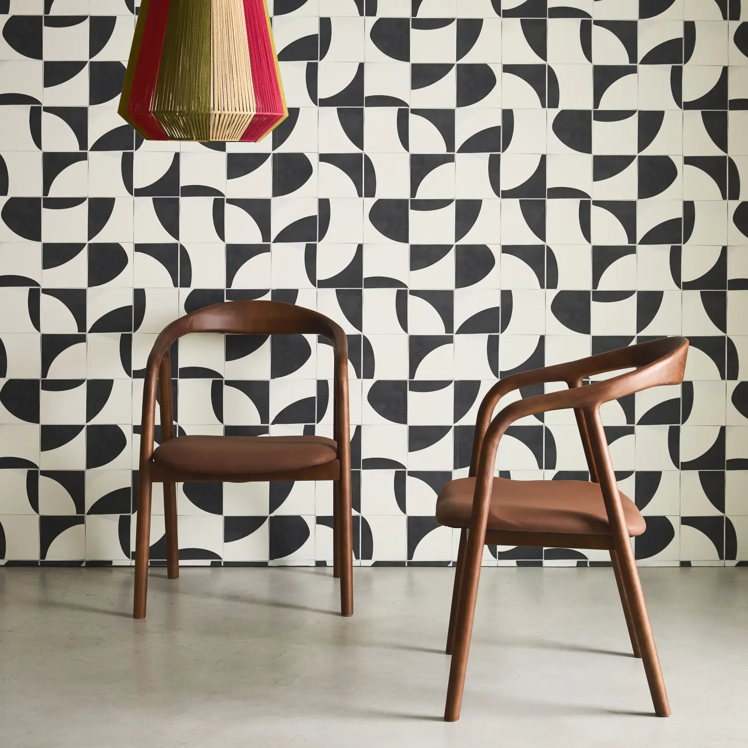 Lot de 2 fauteuils structure bois d’hévéa. assise simili cuir. teinte noyer vintage. L 55 x P 57 x H 79cm. | sweeek