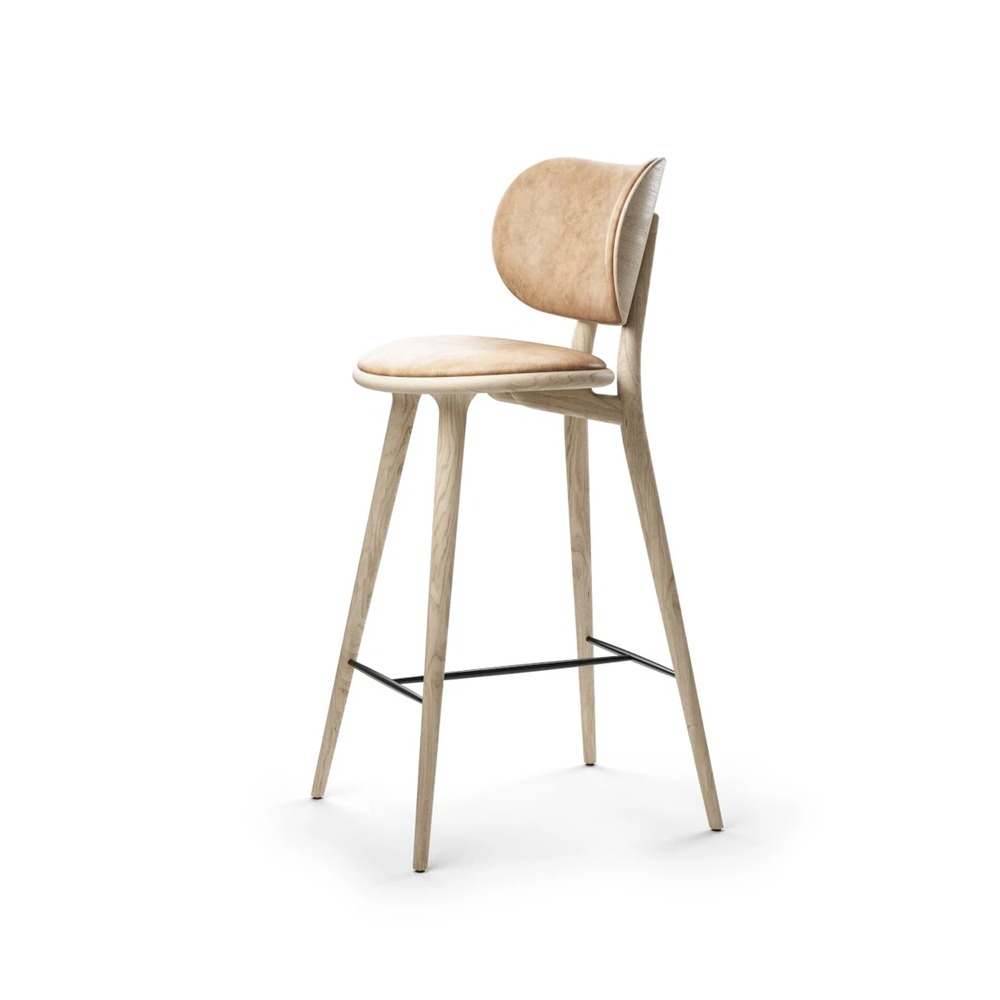 Taburete Mater High Stool Backrest alto.jo{font-size:18px}piel natural, base de roble lacado mate