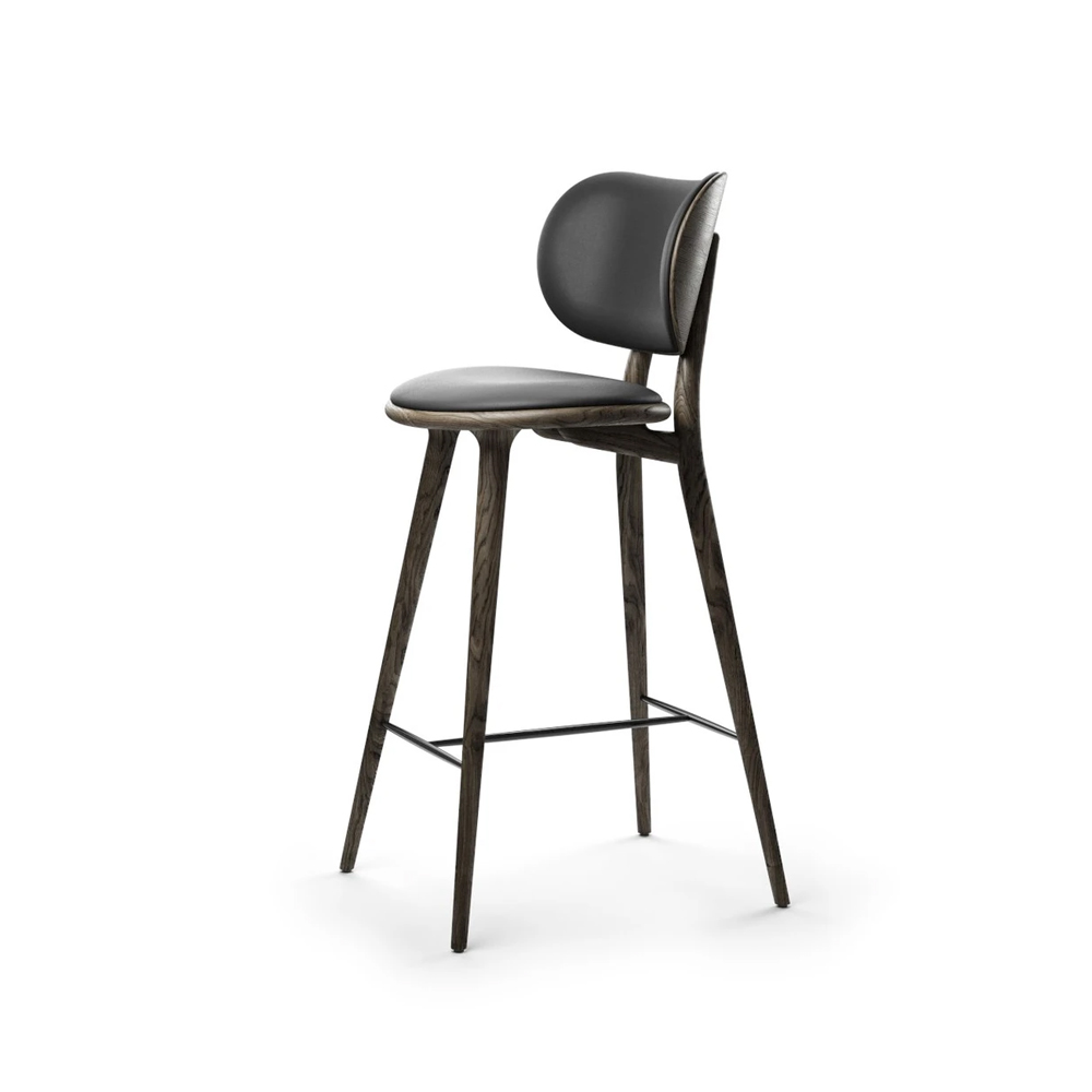 Taburete Mater High Stool Backrest bajo.jx{font-size:18px}piel natural, base de roble lacado mate