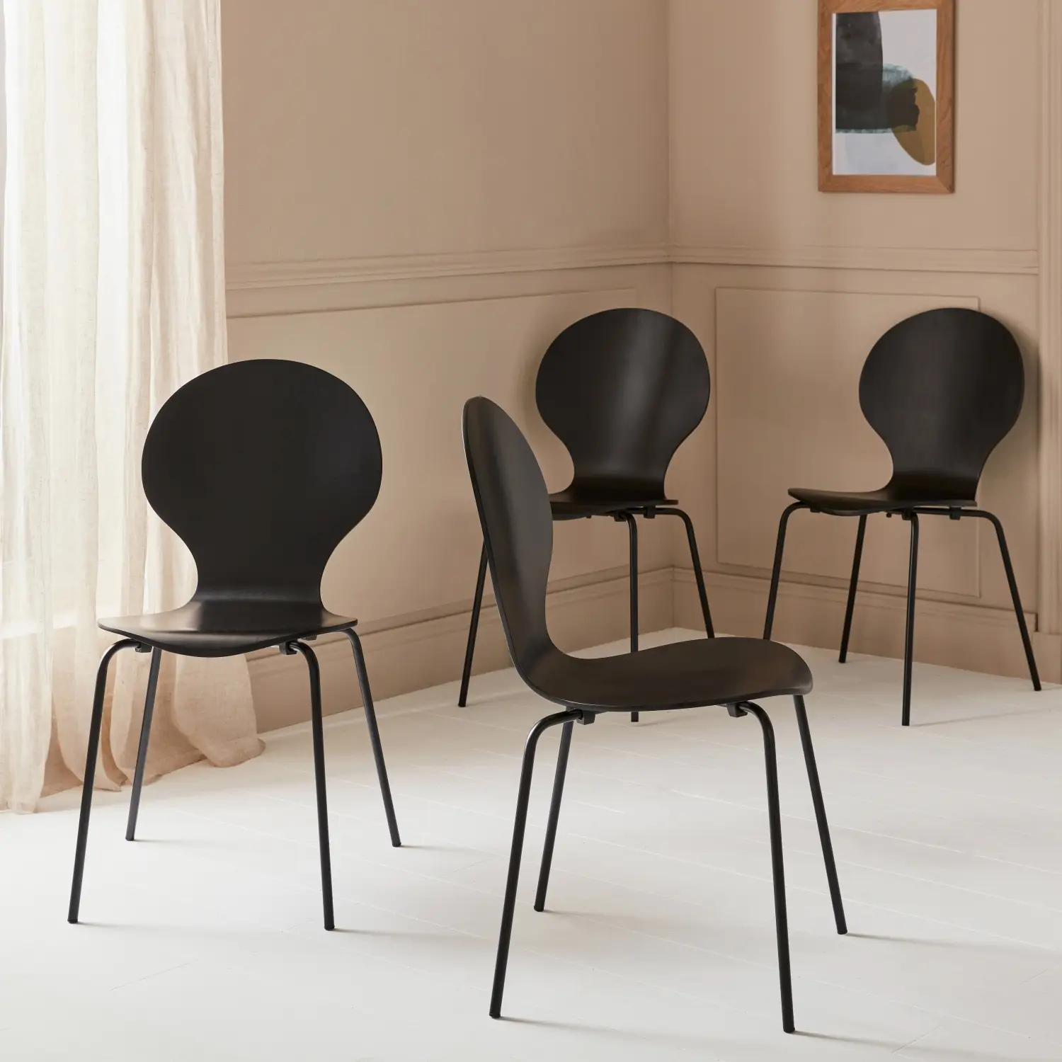 Lot de 4 chaises noires rétro empilables. bois d’hévéa et contreplaqué. pieds en acier. Naomi. L 43 x P 48 x H 87cm | sweeek