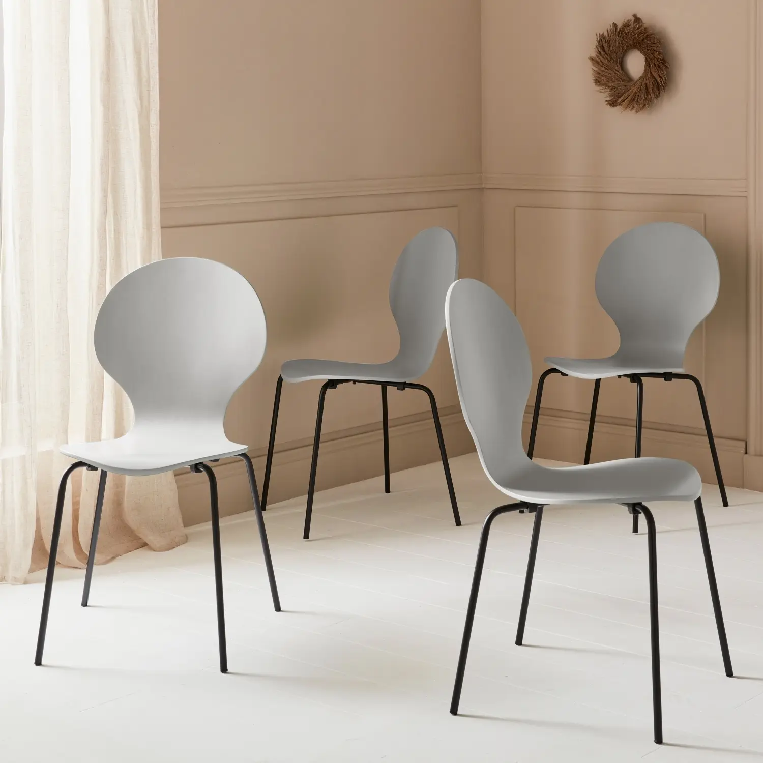 Lot de 4 chaises grises rétro empilables. bois d’hévéa et contreplaqué. pieds en acier. Naomi. L 43 x P 48 x H 87cm